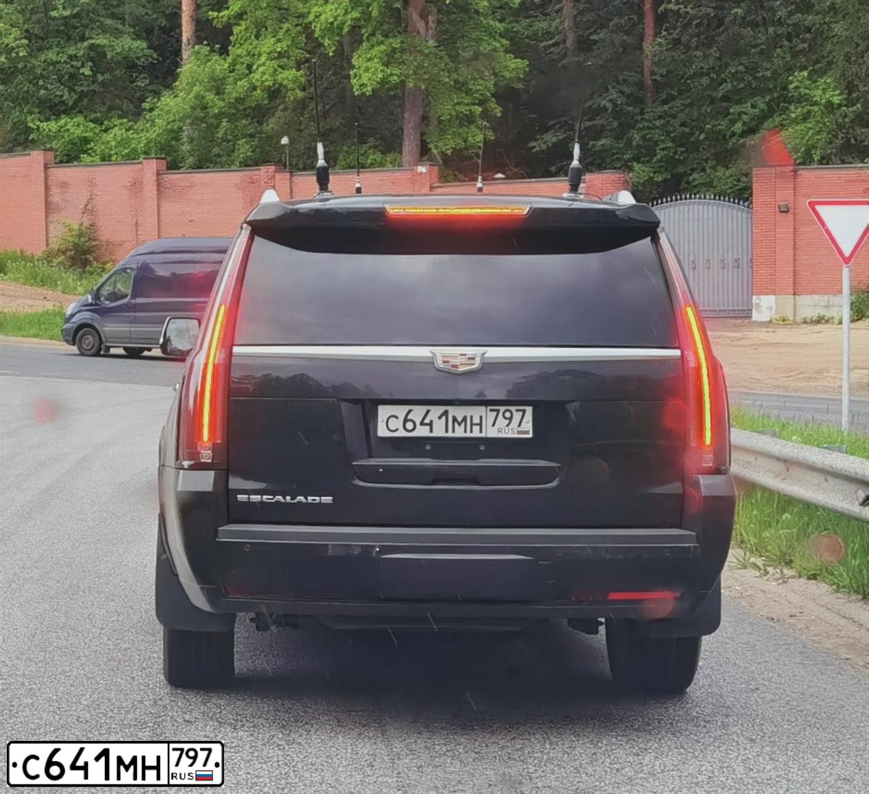 Фото автомобиля CADILLAC ESCALADE, 2015 — госномер Н958КО977. Цвет: ЧЕРНЫЙ