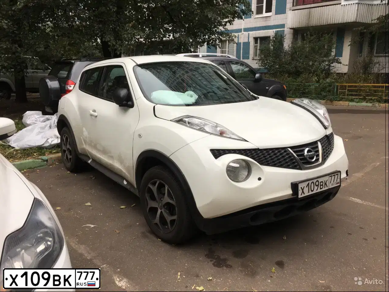 Фото автомобиля NISSAN JUKE, 2013 — госномер К433НА790. Цвет: Белый