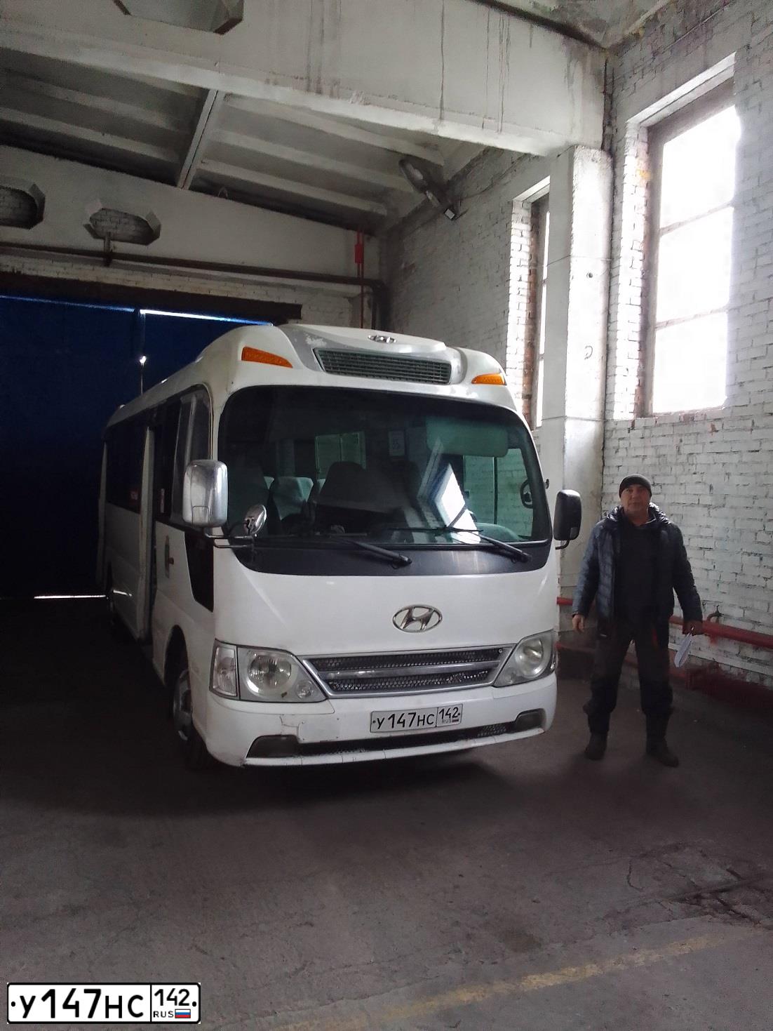 Фото автомобиля HYUNDAI COUNTY, 2011 — госномер У147НС142. Цвет: Белый