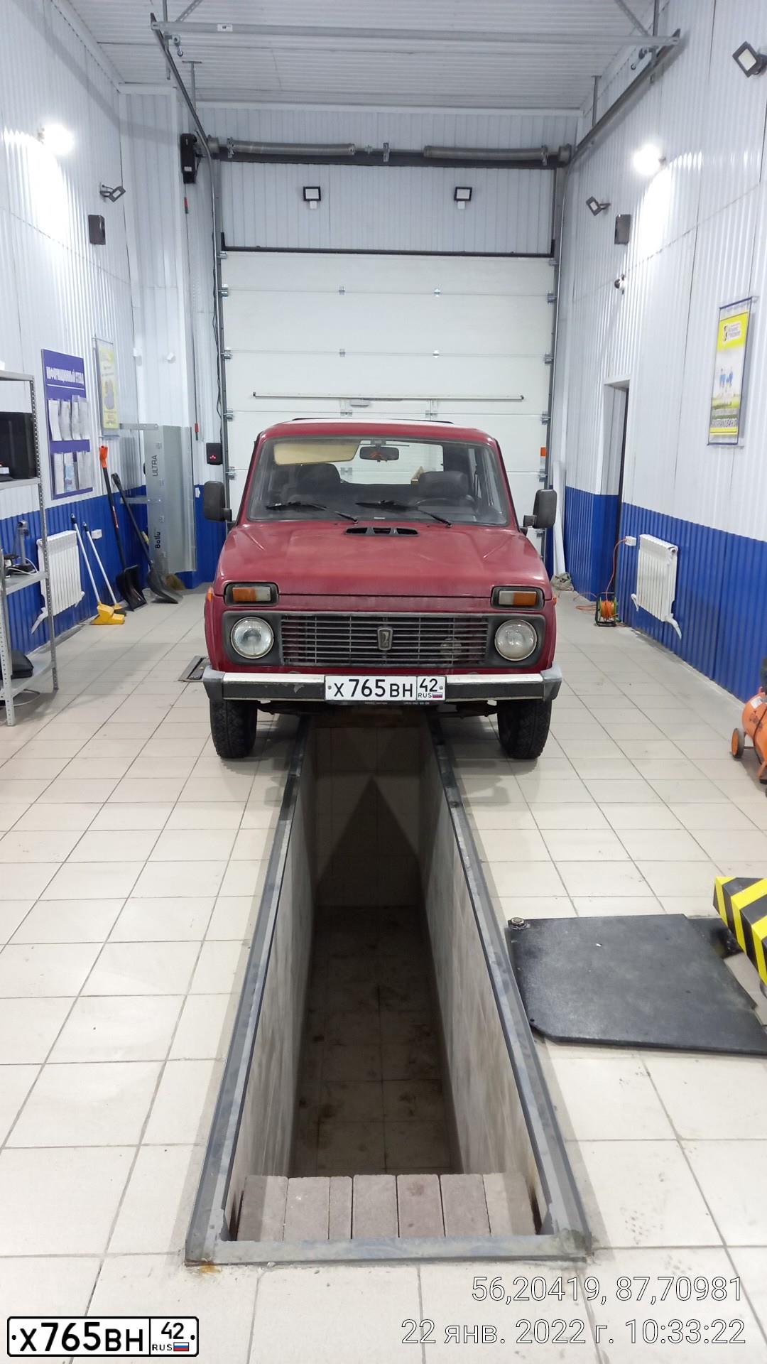 Фото автомобиля LADA 2121 NIVA, 1997 — госномер Х765ВН42. Цвет: ВИШНЯ