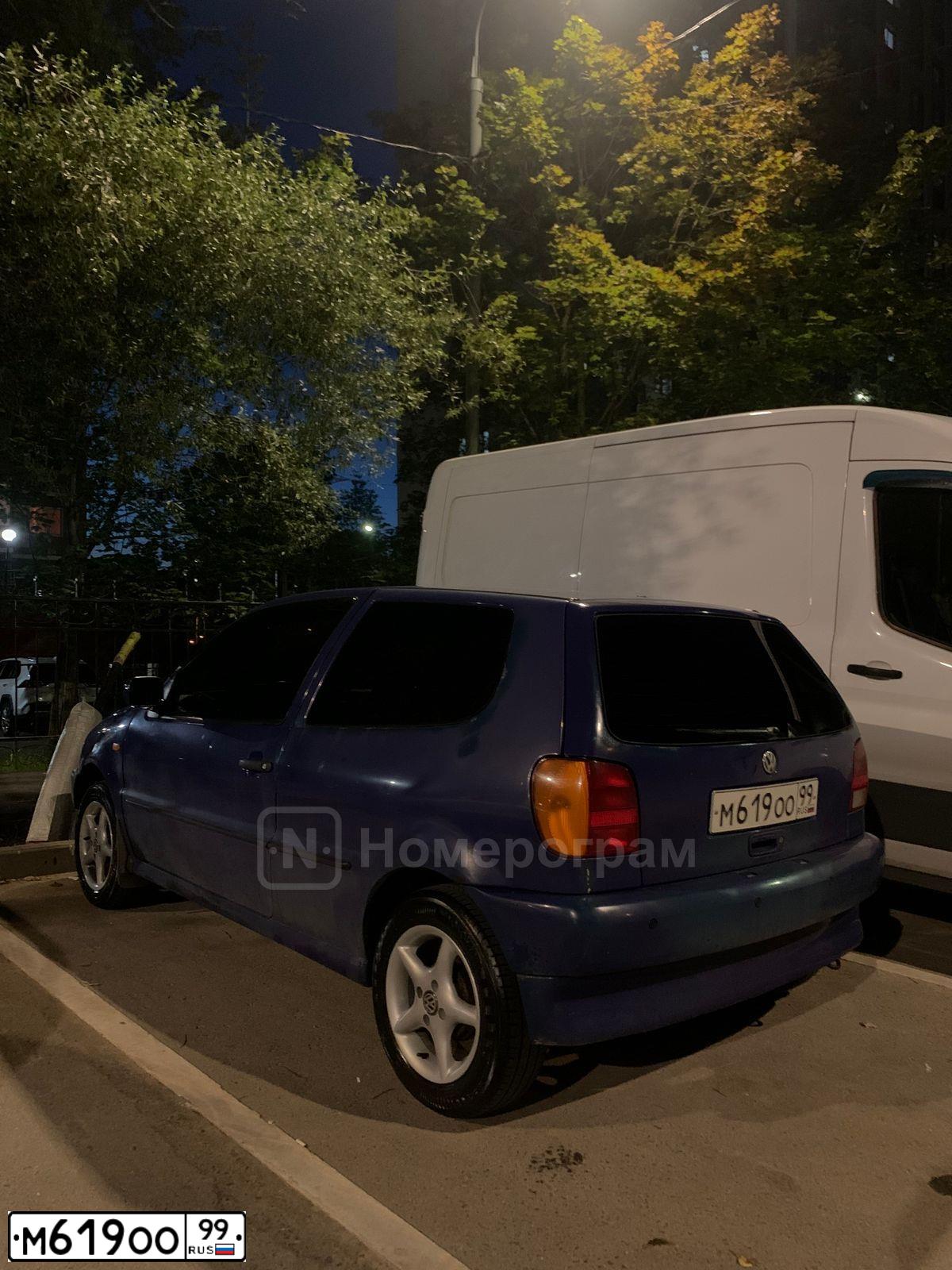 Фото автомобиля VOLKSWAGEN POLO, 1995 — госномер М619ОО99. Цвет: синий