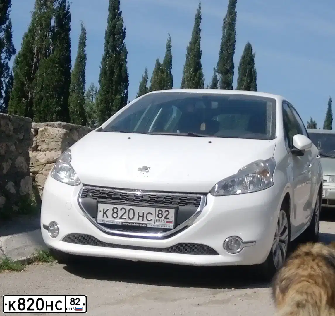 Фото автомобиля PEUGEOT 208, 2013 — госномер Х710АН185. Цвет: Белый