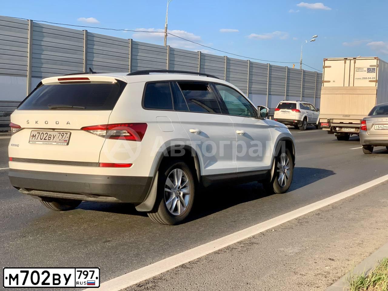 Фото автомобиля SKODA KODIAQ, 2020 — госномер М702ВУ797. Цвет: Белый