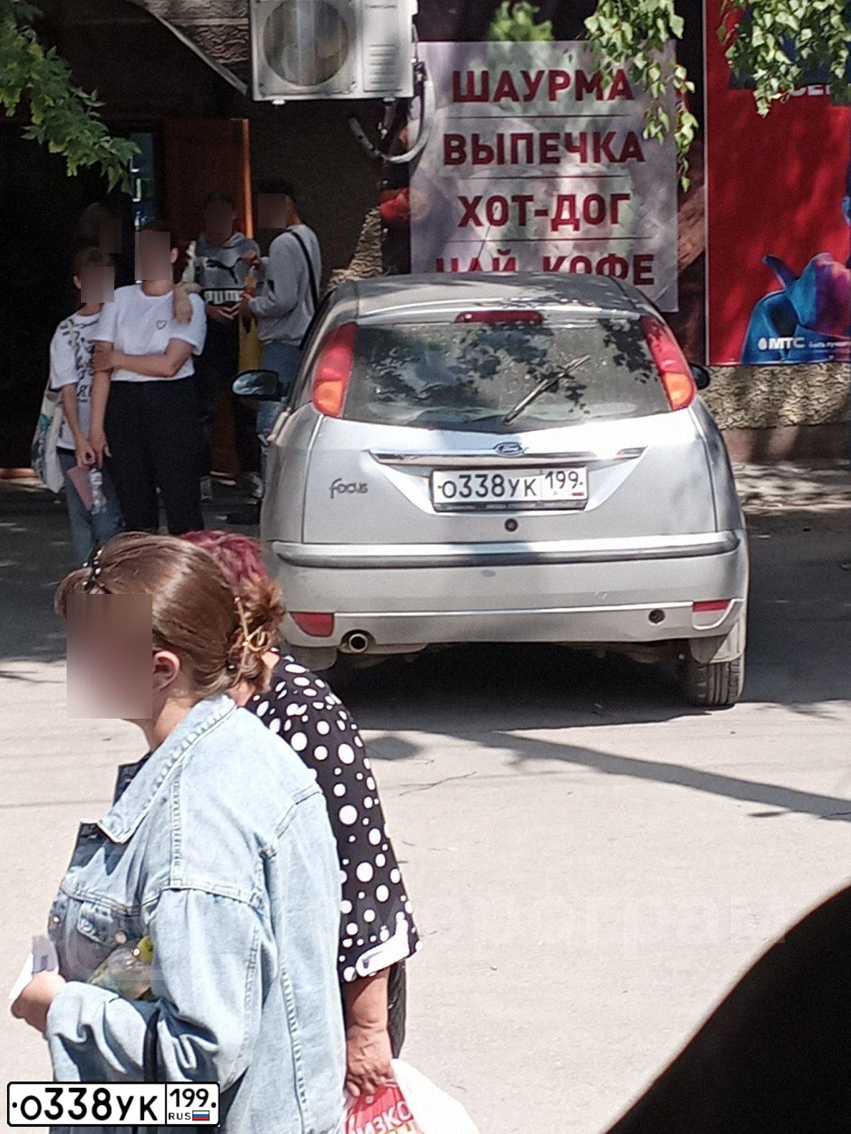 Фото автомобиля FORD FOCUS, 2005 — госномер О338УК199. Цвет: СЕРЫЙ