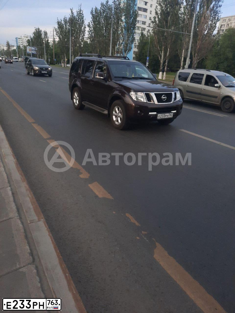 Фото автомобиля NISSAN PATHFINDER, 2011 — госномер Е233РН763. Цвет: СЕРО-СИРЕНЕВЫЙ