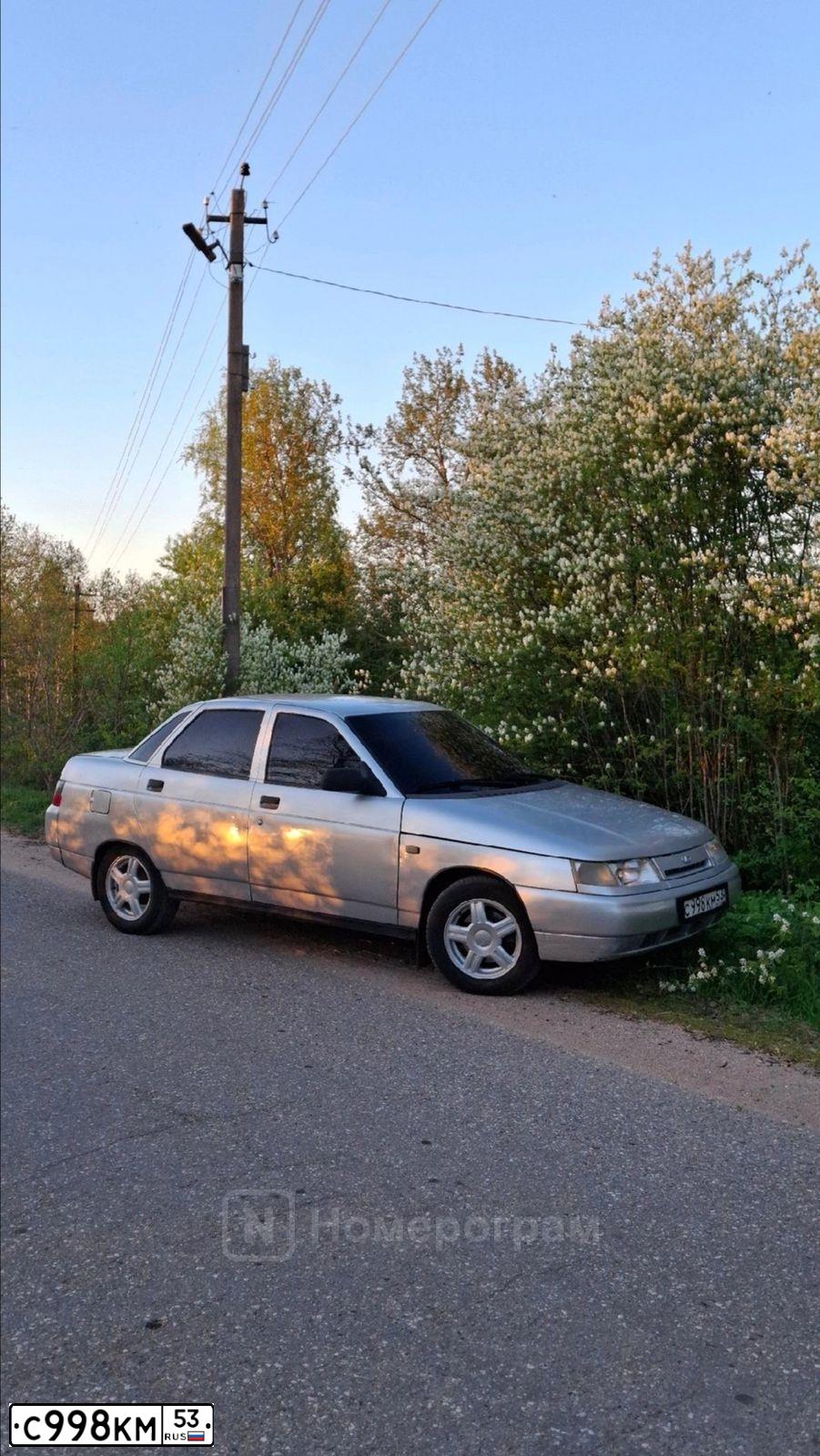 Фото автомобиля LADA 2110, 2002 — госномер С998КМ53. Цвет: СВЕТЛО-СЕРЕБРИСТЫЙ МЕТАЛЛИК