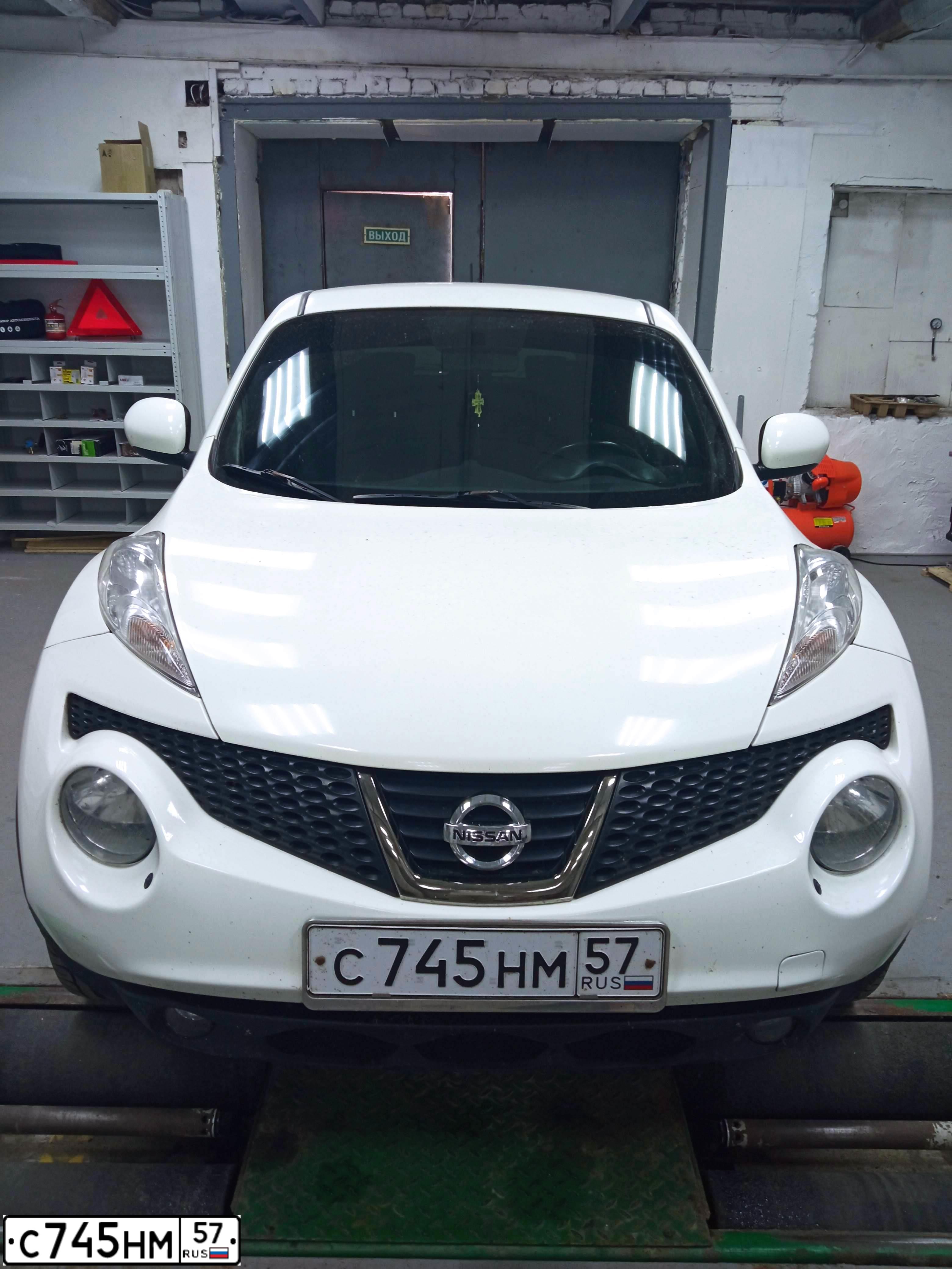 Фото автомобиля NISSAN JUKE, 2011 — госномер С745НМ57. Цвет: Белый