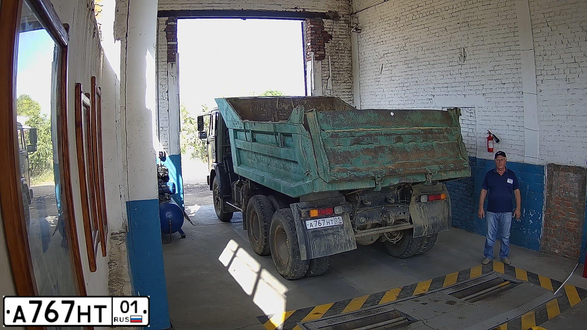 Фото автомобиля KAMAZ 55111 /6X4/, 1989 — госномер А767НТ01. Цвет: Хаки