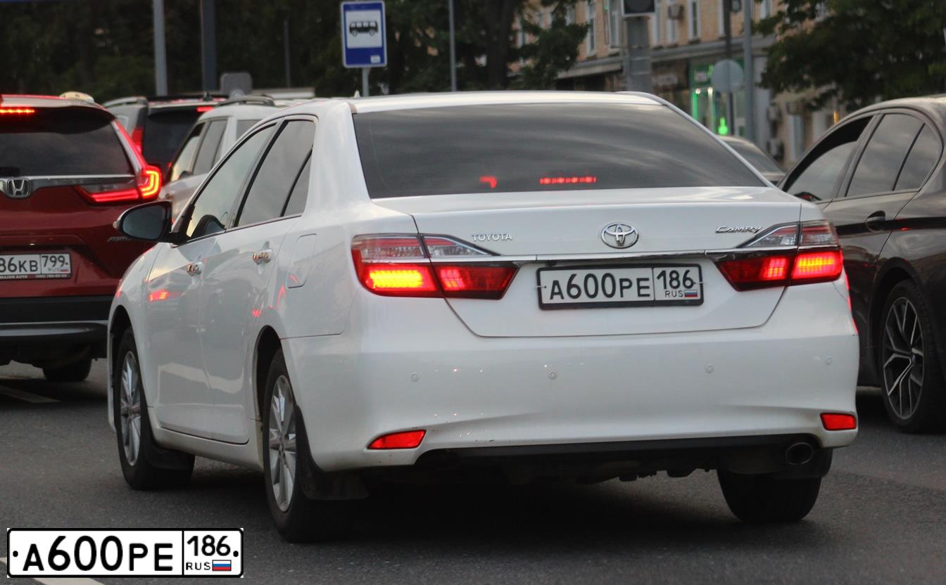Фото автомобиля TOYOTA CAMRY, 2015 — госномер А600РЕ186. Цвет: БЕЛЫЙ