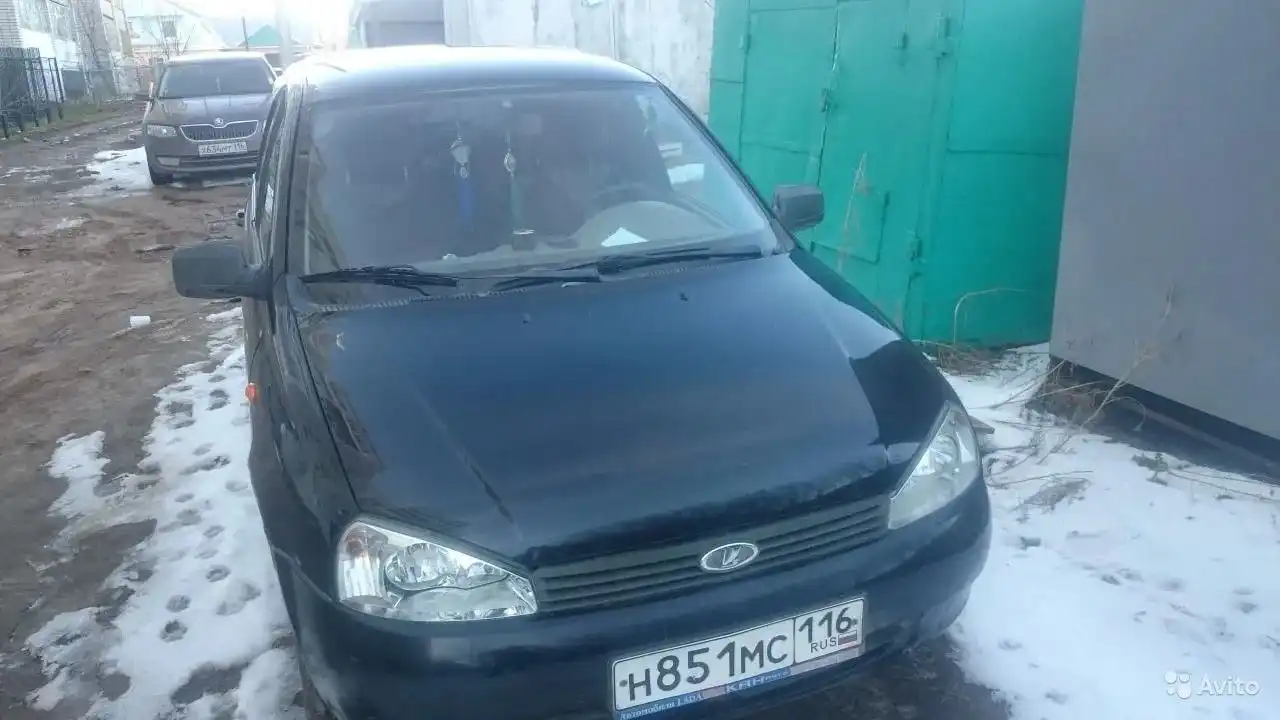 Фото автомобиля LADA 1117 KALINA, 2011 — госномер Е587СТ21. Цвет: Сине-Черный