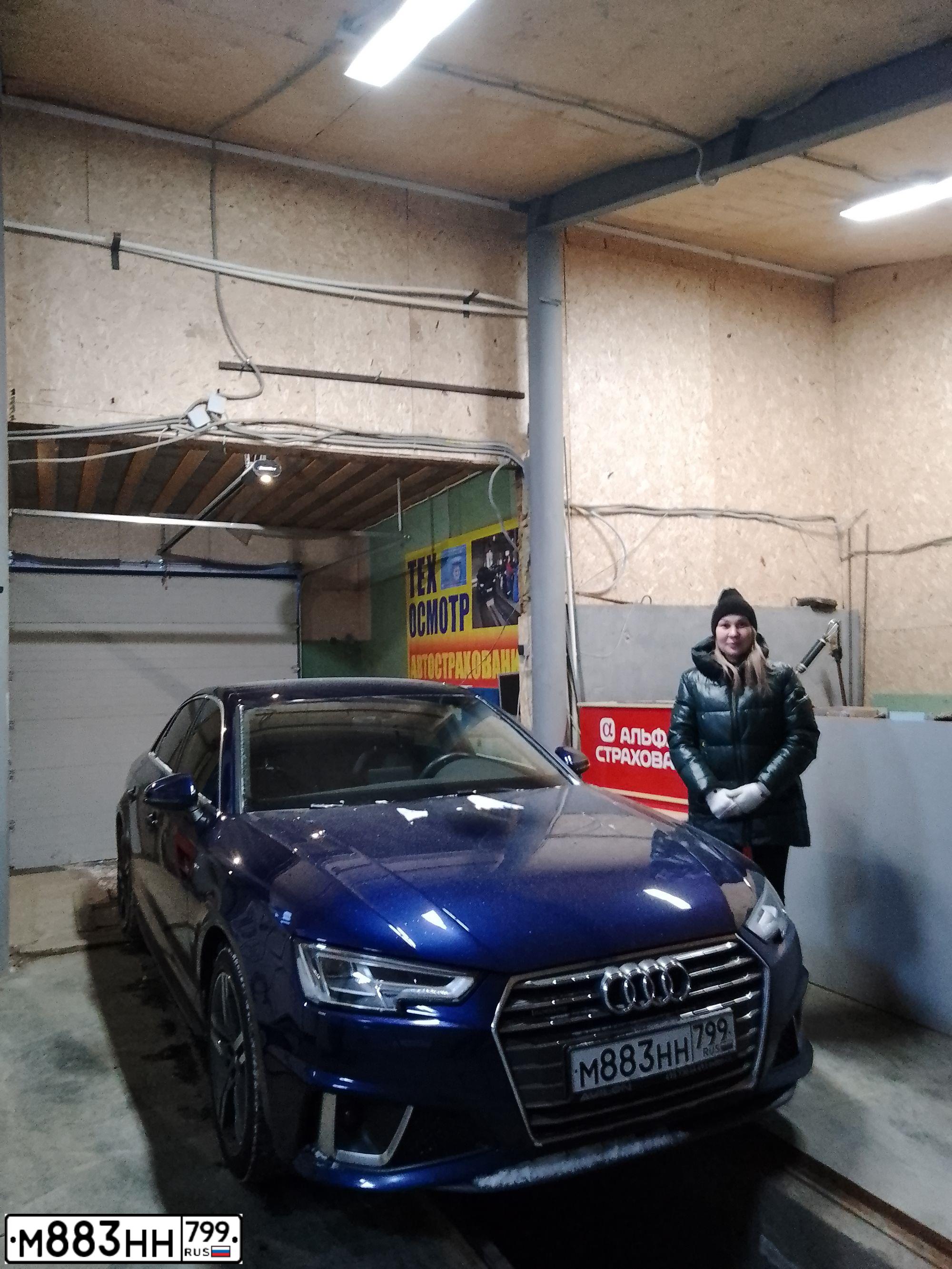 Фото автомобиля AUDI A4, 2018 — госномер М883НН799. Цвет: синий
