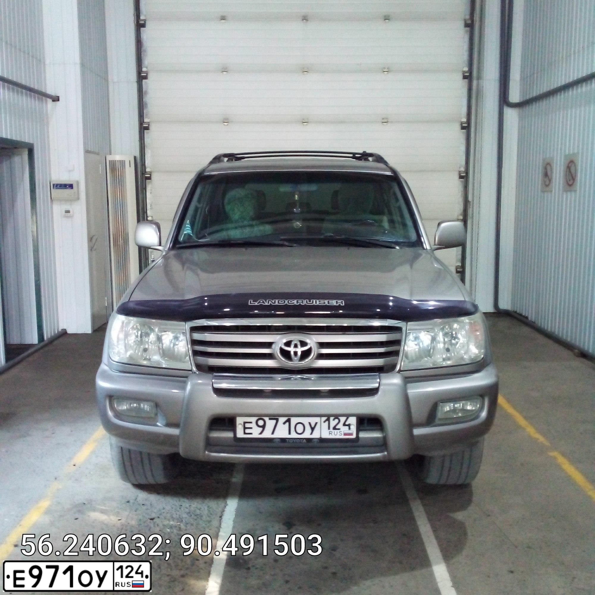Фото автомобиля TOYOTA LANDCRUISER, 2004 — госномер Е971ОУ124. Цвет: Белый