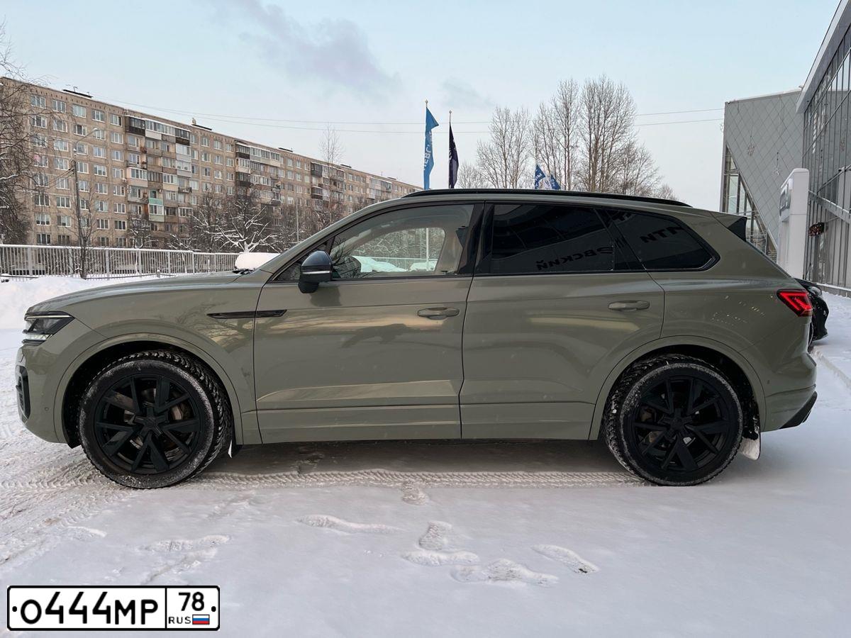 Фото автомобиля VOLKSWAGEN TOUAREG, 2019 — госномер К601ТА60. Цвет: ЧЕРНЫЙ