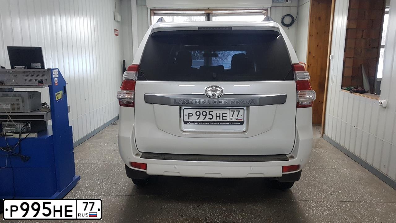 Фото автомобиля TOYOTA LANDCRUISER, 2013 — госномер Р995НЕ77. Цвет: Белый