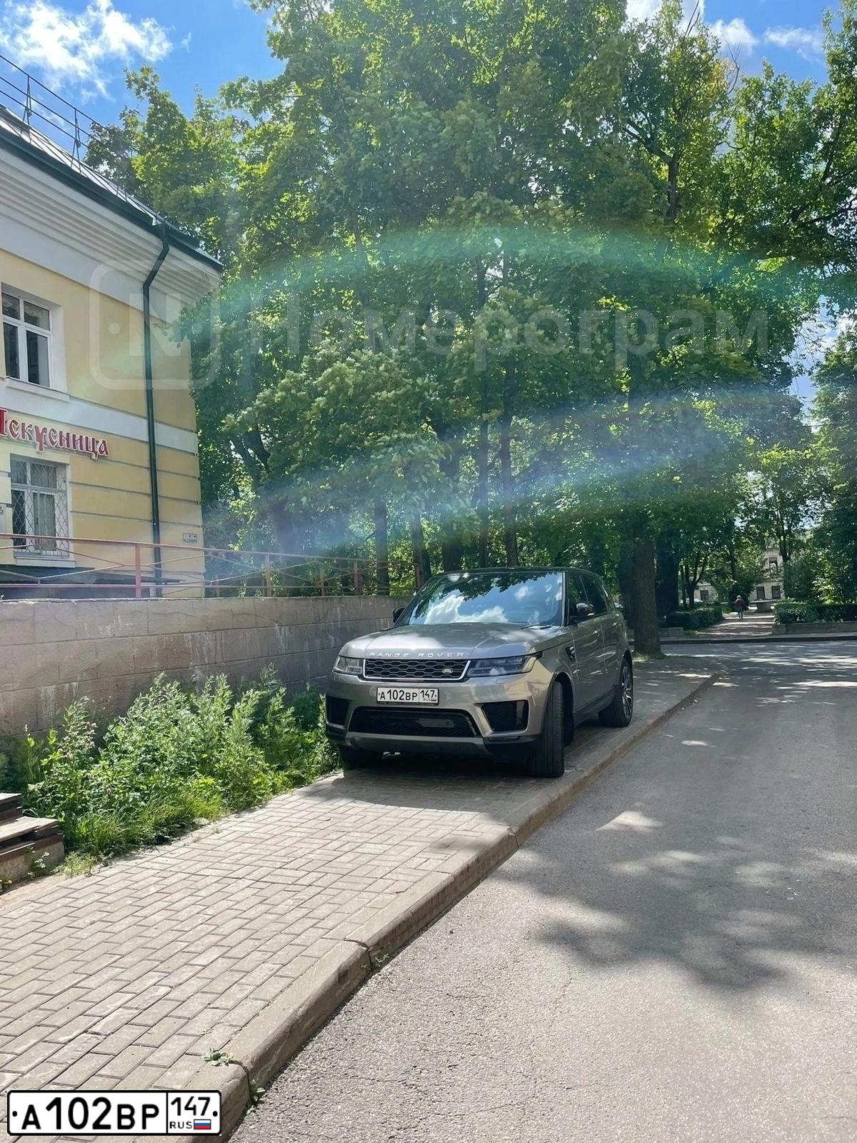 Фото автомобиля LANDROVER RANGE ROVER SPORT, 2020 — госномер А102ВР147. Цвет: СЕРЫЙ