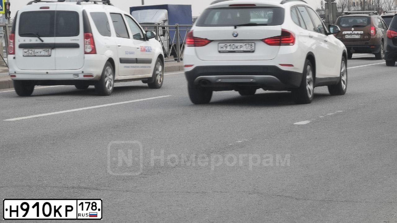 Фото автомобиля BMW X1, 2012 — госномер Н910КР178. Цвет: БЕЛЫЙ