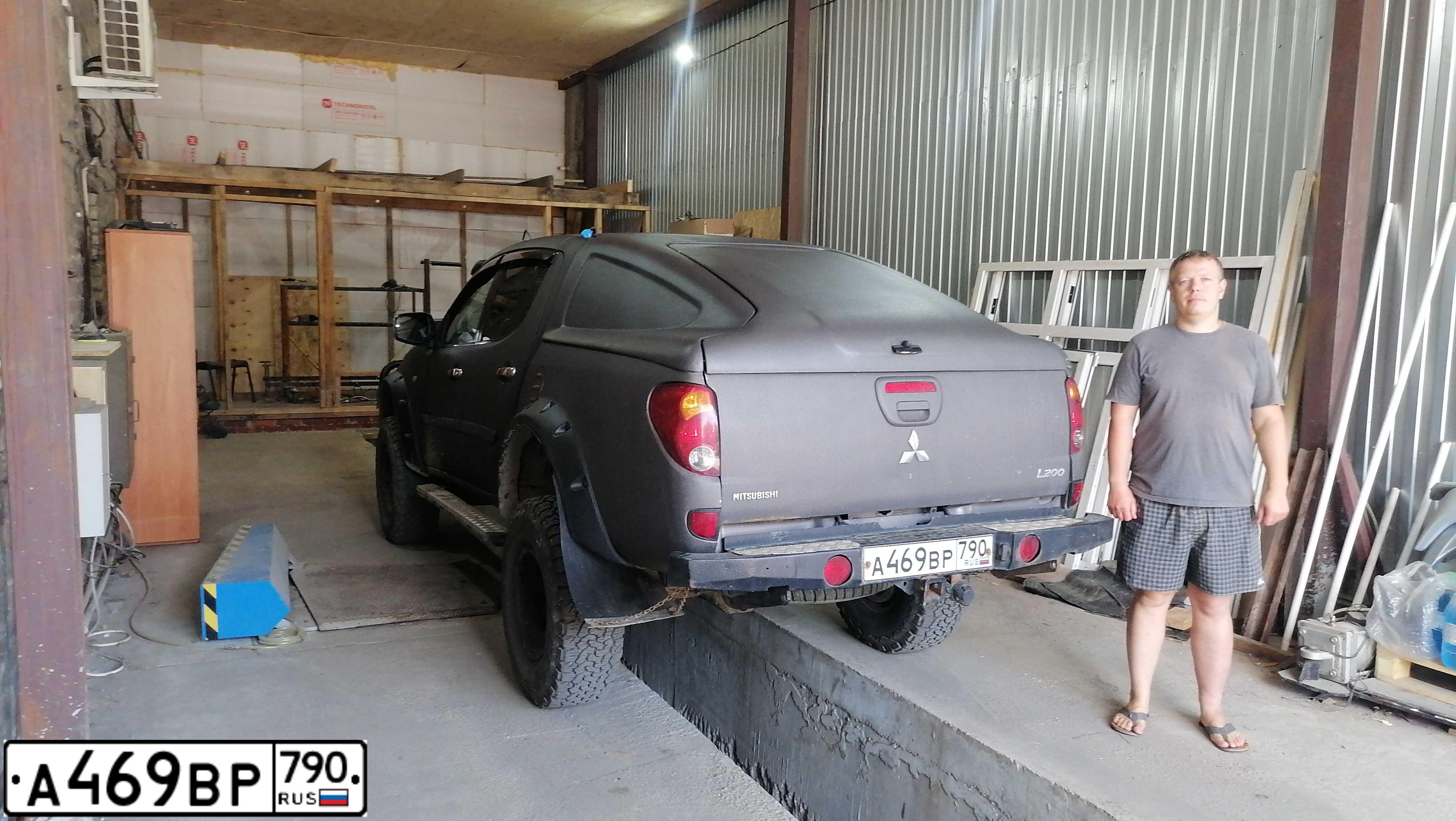 Фото автомобиля MITSUBISHI L 200, 2011 — госномер М040СУ40. Цвет: Коричневый