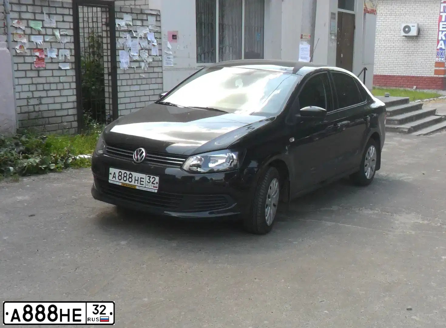 Фото автомобиля VOLKSWAGEN POLO, 2012 — госномер А888НЕ32. Цвет: ЧЕРНЫЙ