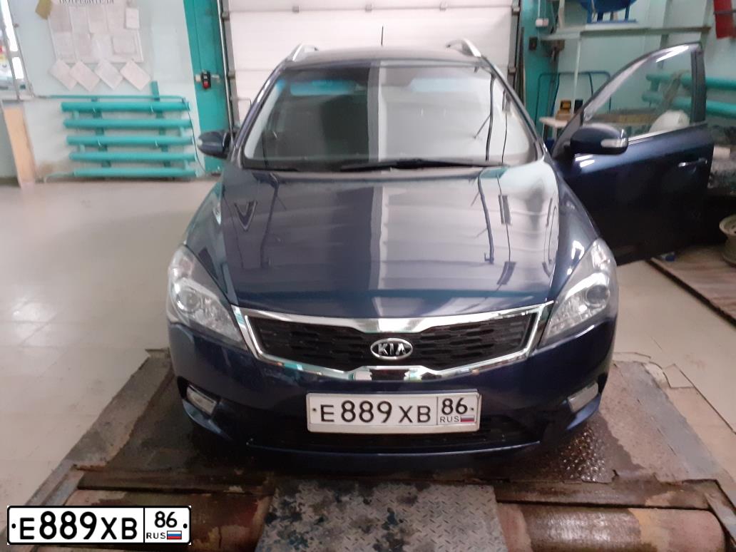 Фото автомобиля KIA CEE'D, 2011 — госномер Т074ОЕ152. Цвет: Темно-синий