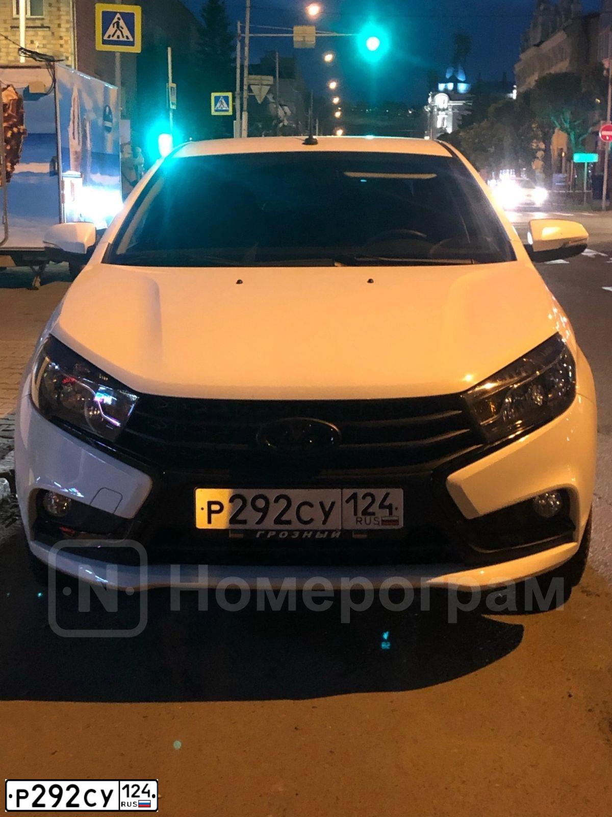 Фото автомобиля LADA VESTA, 2016 — госномер Р292СУ124. Цвет: Белый