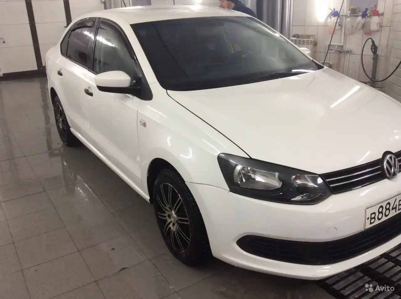 Фото автомобиля VOLKSWAGEN POLO, 2011 — госномер М520ТР76. Цвет: Белый