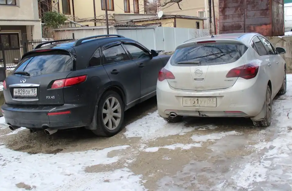 Фото автомобиля INFINITI QX70 /FX/, 2004 — госномер В361КС76. Цвет: ЧЕРНЫЙ