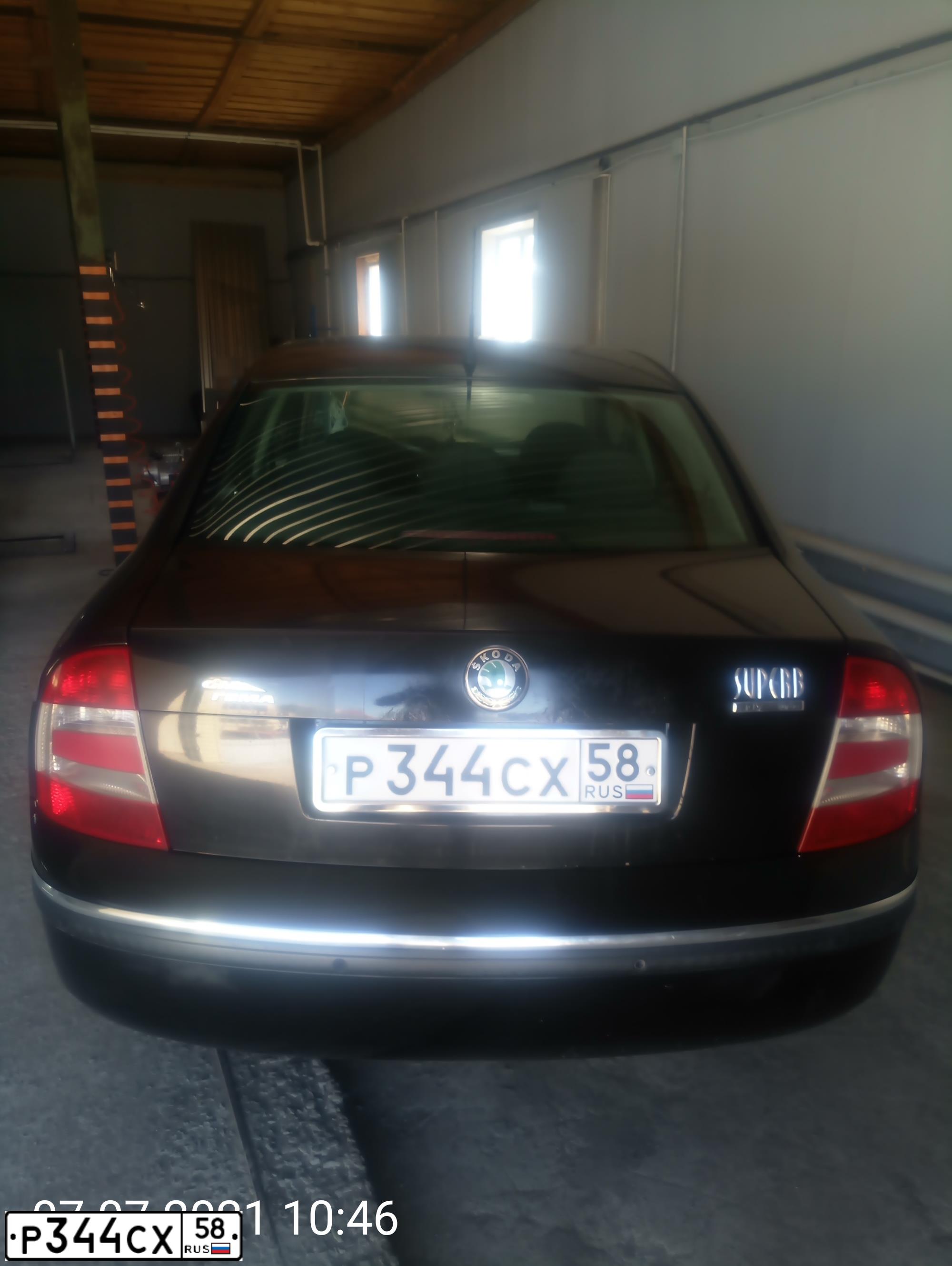 Фото автомобиля SKODA SUPERB, 2006 — госномер Р805УТ11. Цвет: ЧЕРНЫЙ