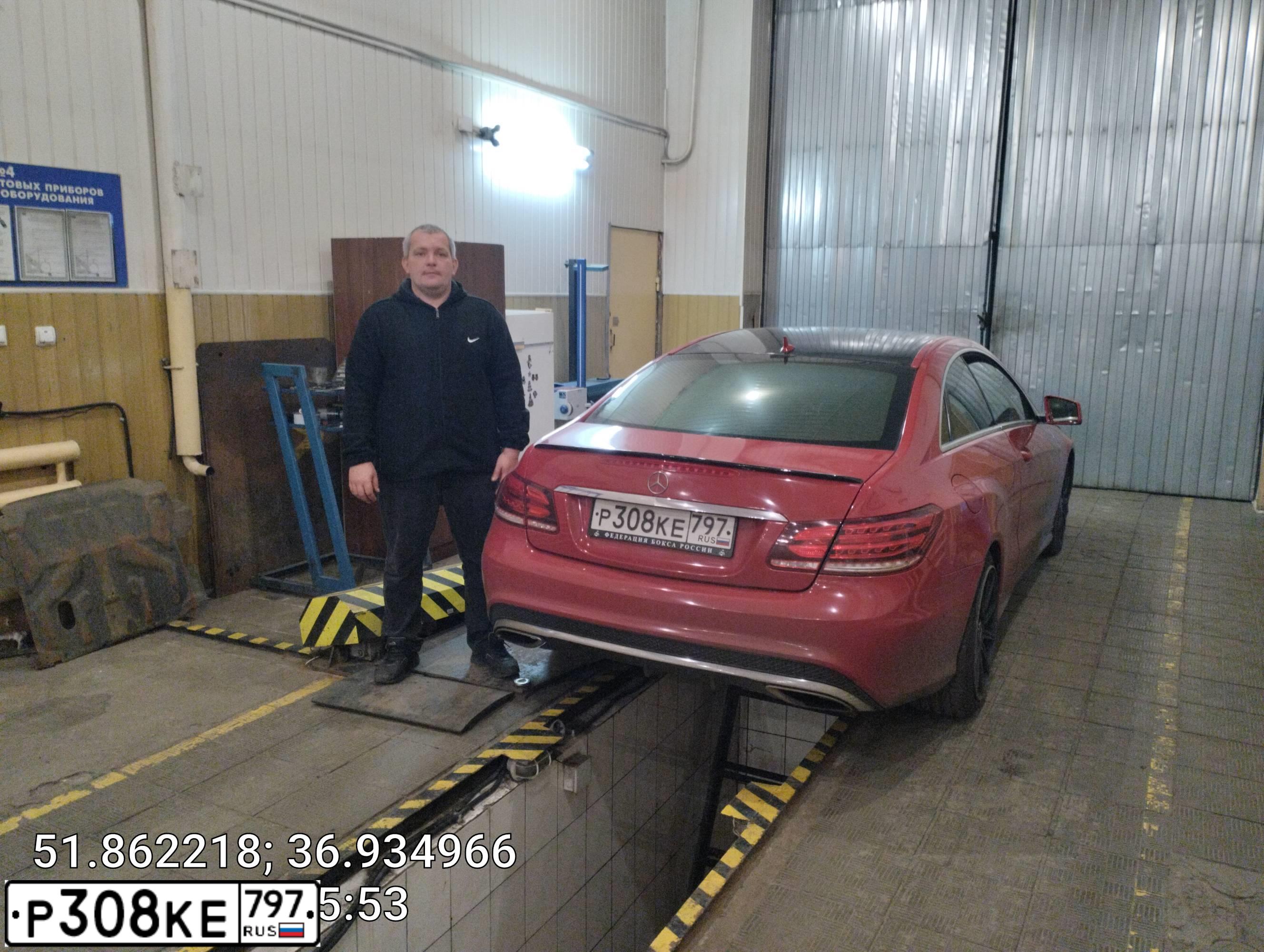 Фото автомобиля MERCEDES-BENZ E200, 2013 — госномер Р133НК46. Цвет: КРАСНЫЙ ЧЕРНЫЙ