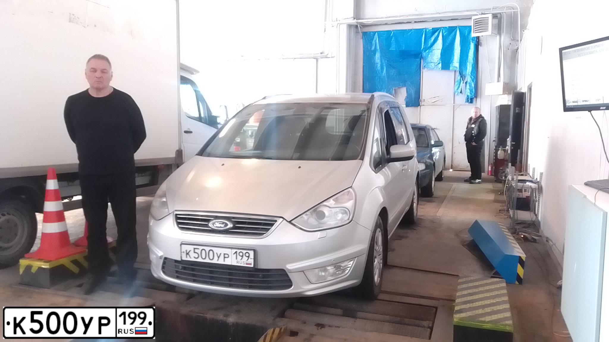 Фото автомобиля FORD FOCUS, 2006 — госномер Н720УО33. Цвет: ТЕМНО СИНИЙ