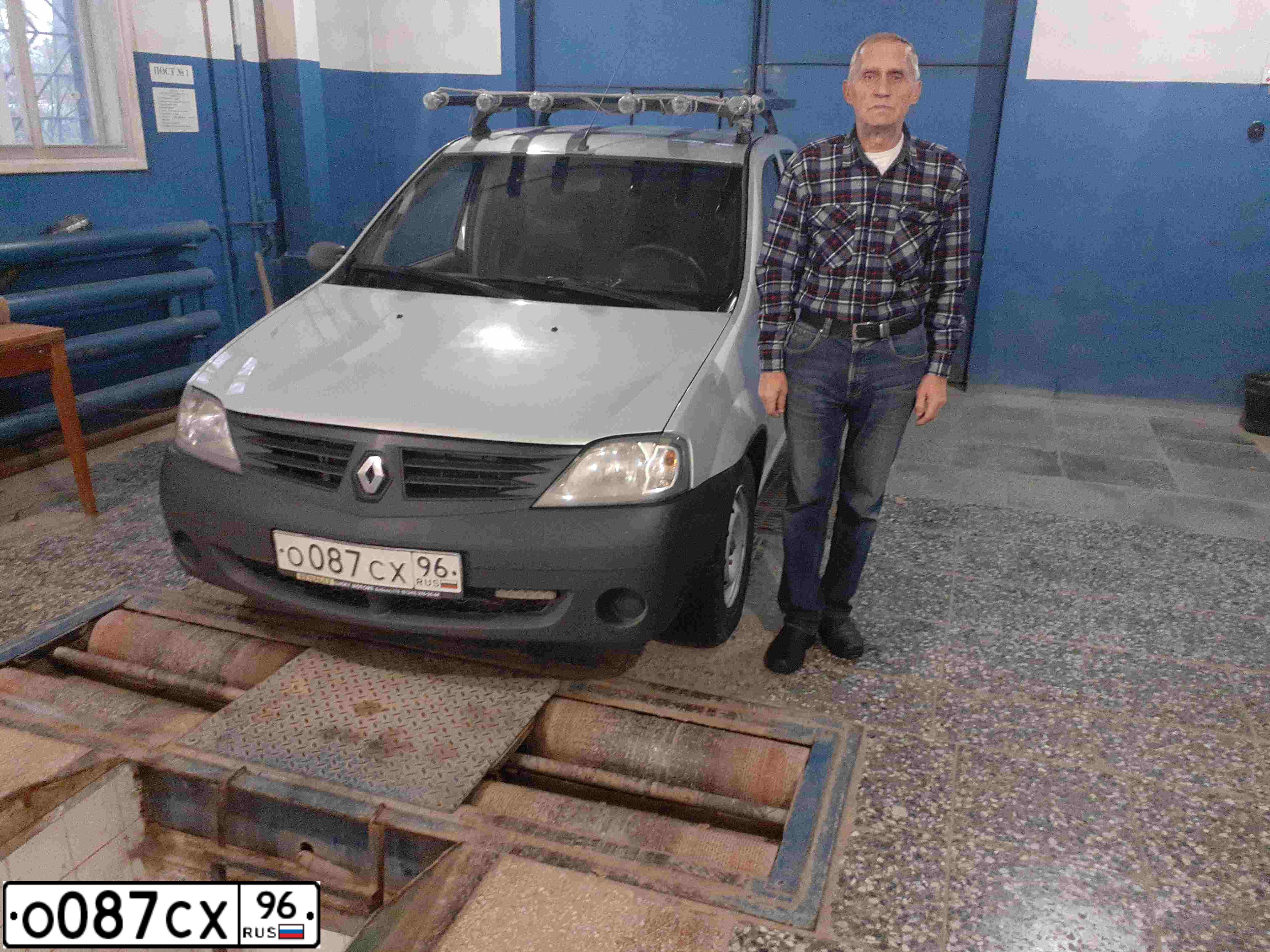 Фото автомобиля RENAULT LOGAN, 2008 — госномер О087СХ96. Цвет: ТЕМНО-СЕРЫЙ