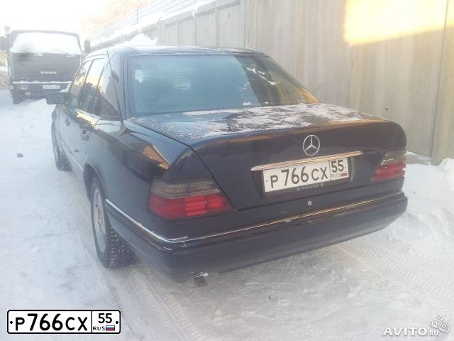 Фото автомобиля MERCEDES E-KLASSE, 1989 — госномер У374ТР55. Цвет: ТЕМНО-СИНИЙ
