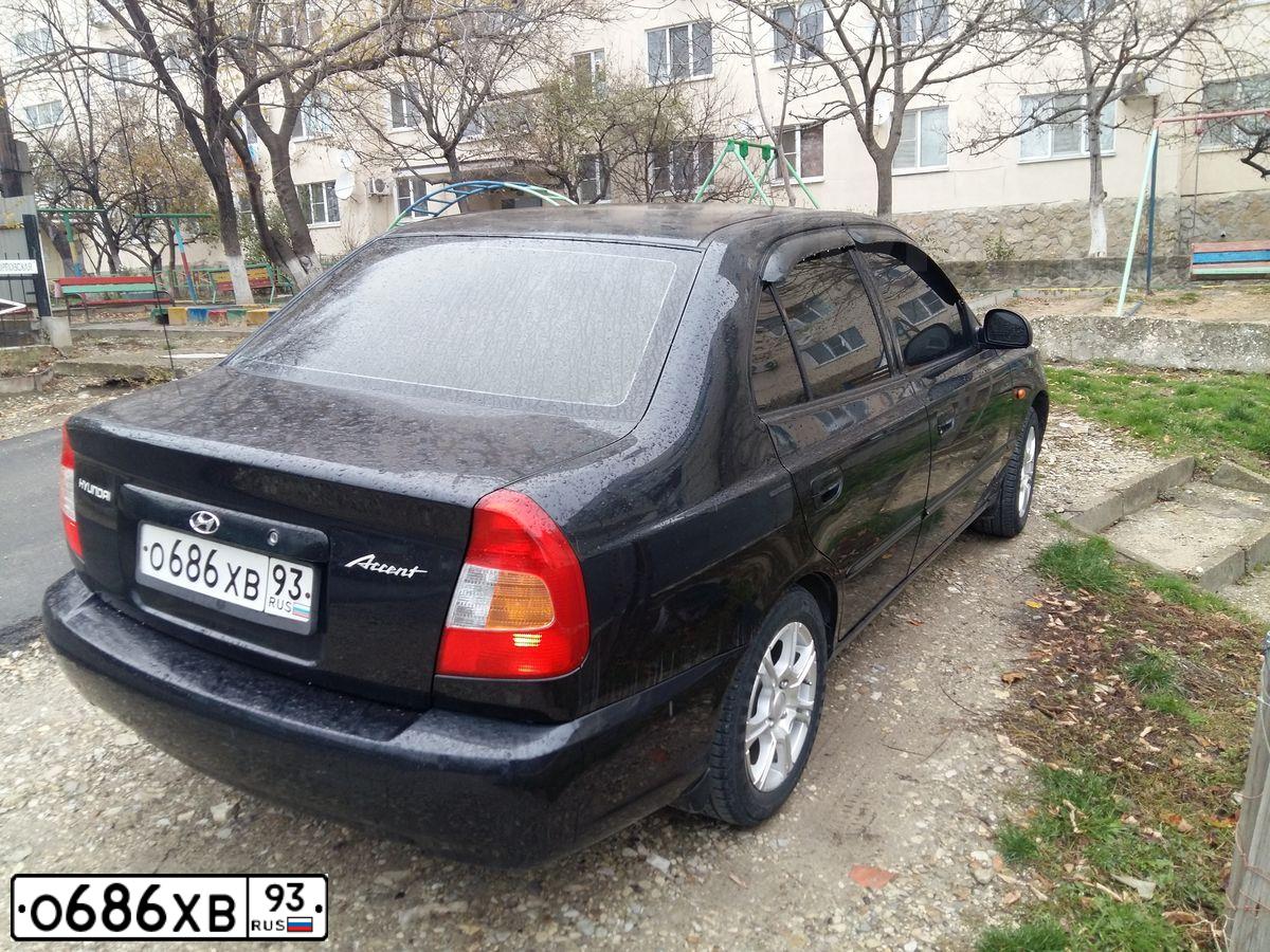 Фото автомобиля HYUNDAI ACCENT, 2006 — госномер Е132РМ95. Цвет: ЧЕРНЫЙ