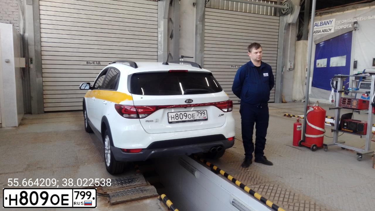Фото автомобиля KIA RIO, 2019 — госномер Н809ОЕ799. Цвет: БЕЛЫЙ-ЖЕЛТЫЙ-СЕРЫЙ