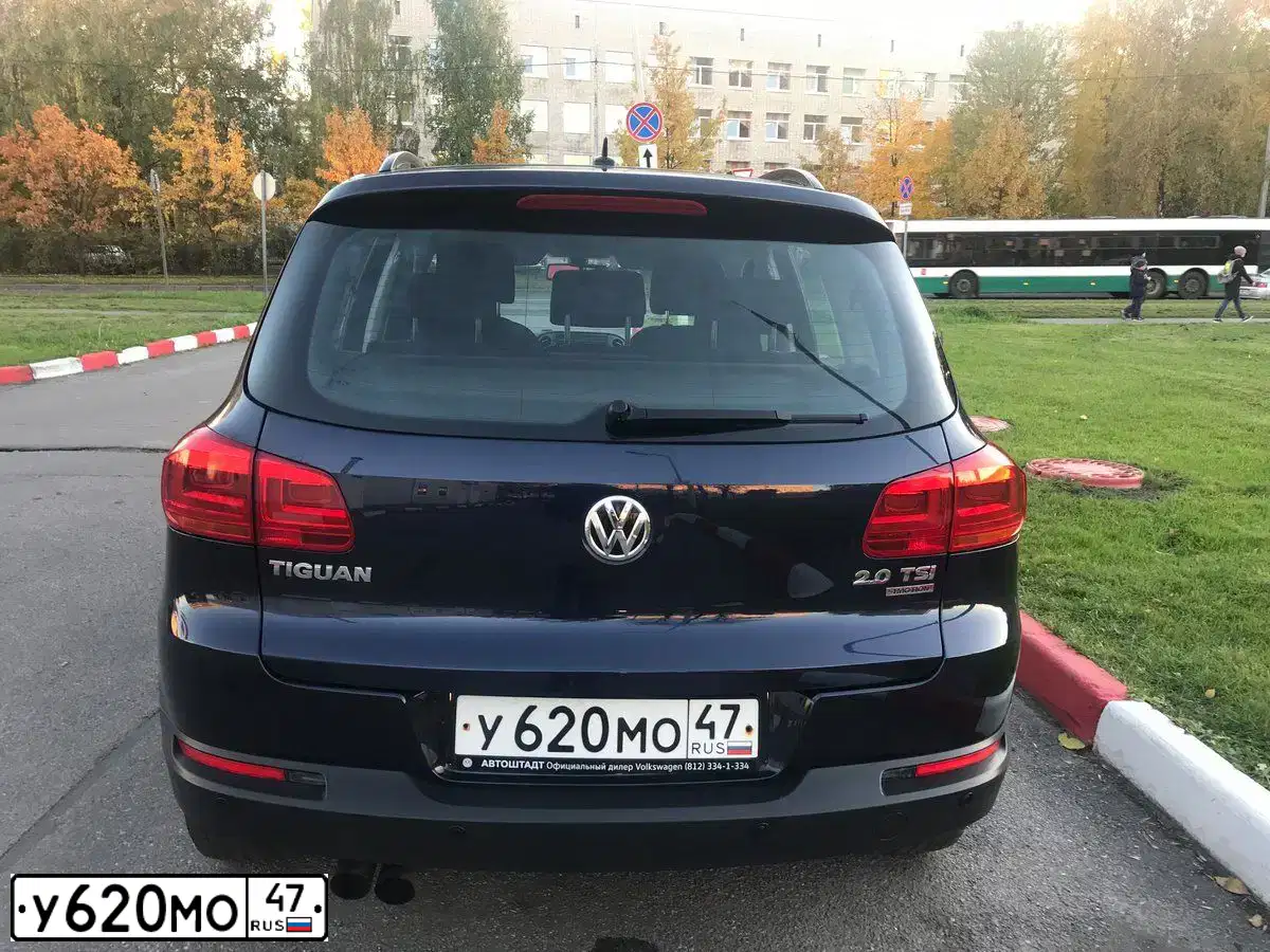 Фото автомобиля VOLKSWAGEN TIGUAN, 2011 — госномер О363АВ198. Цвет: синий