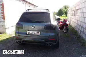 Фото автомобиля VOLKSWAGEN TOUAREG, 2004 — госномер О563НМ31. Цвет: ЗЕЛЕНЫЙ ТЕМНО-ЗЕЛЕНЫЙ