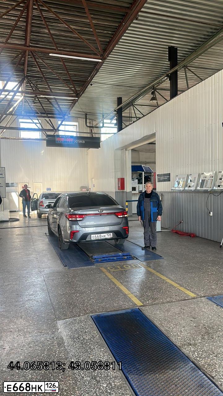 Фото автомобиля KIA RIO, 2019 — госномер Е668НК126. Цвет: СЕРЫЙ