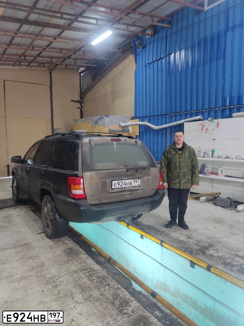 Фото автомобиля JEEP GRAND CHEROKEE, 2000 — госномер Е924НВ197. Цвет: ЧЕРНЫЙ