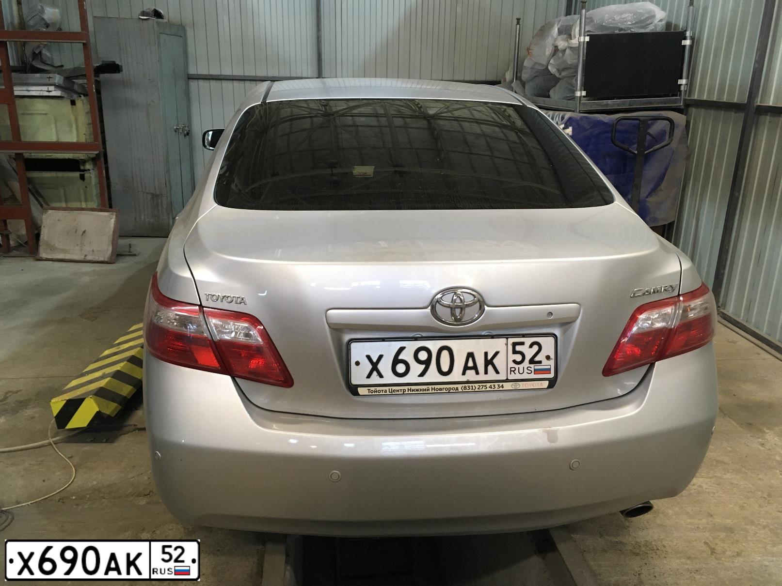 Фото автомобиля TOYOTA CAMRY, 2008 — госномер Х690АК52. Цвет: СВЕТЛО-СЕРЫЙ