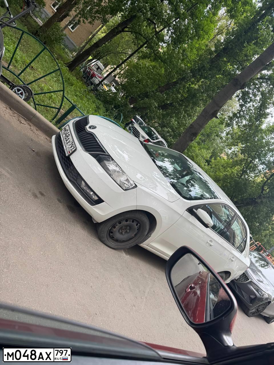 Фото автомобиля SKODA RAPID, 2019 — госномер М048АХ797. Цвет: Белый