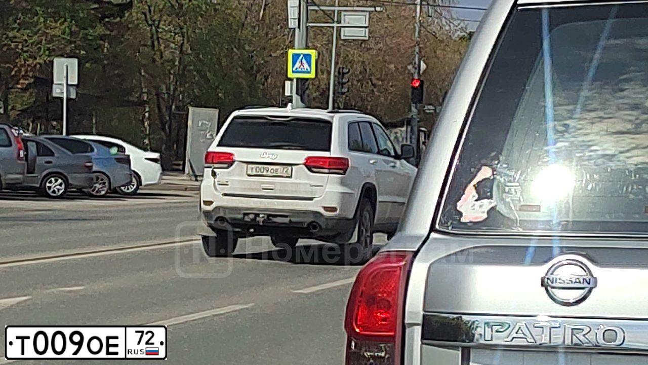 Фото автомобиля JEEP GRAND CHEROKEE, 2013 — госномер Т009ОЕ72. Цвет: БЕЛЫЙ