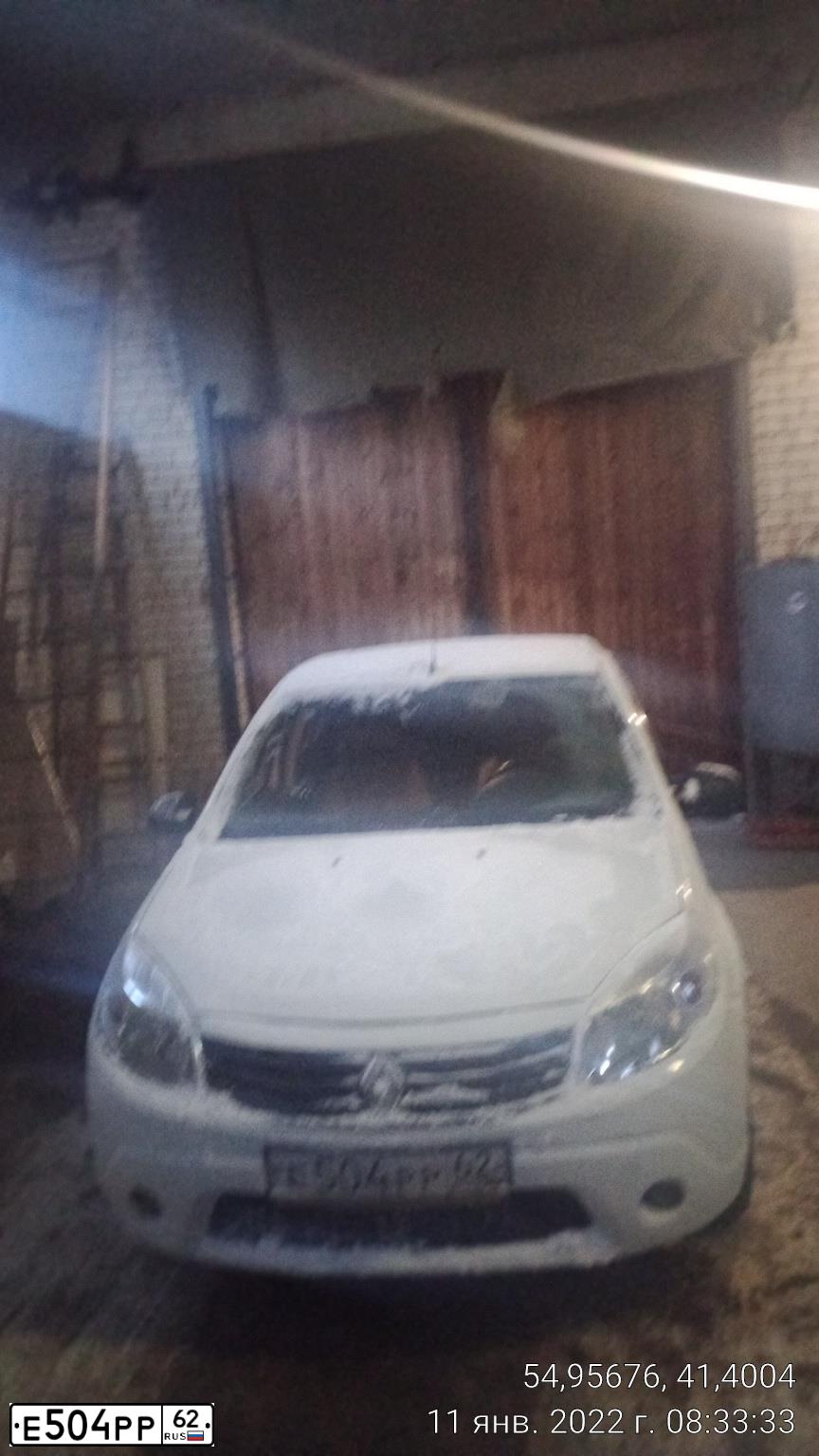 Фото автомобиля RENAULT SANDERO, 2012 — госномер Е504РР62. Цвет: БЕЛЫЙ