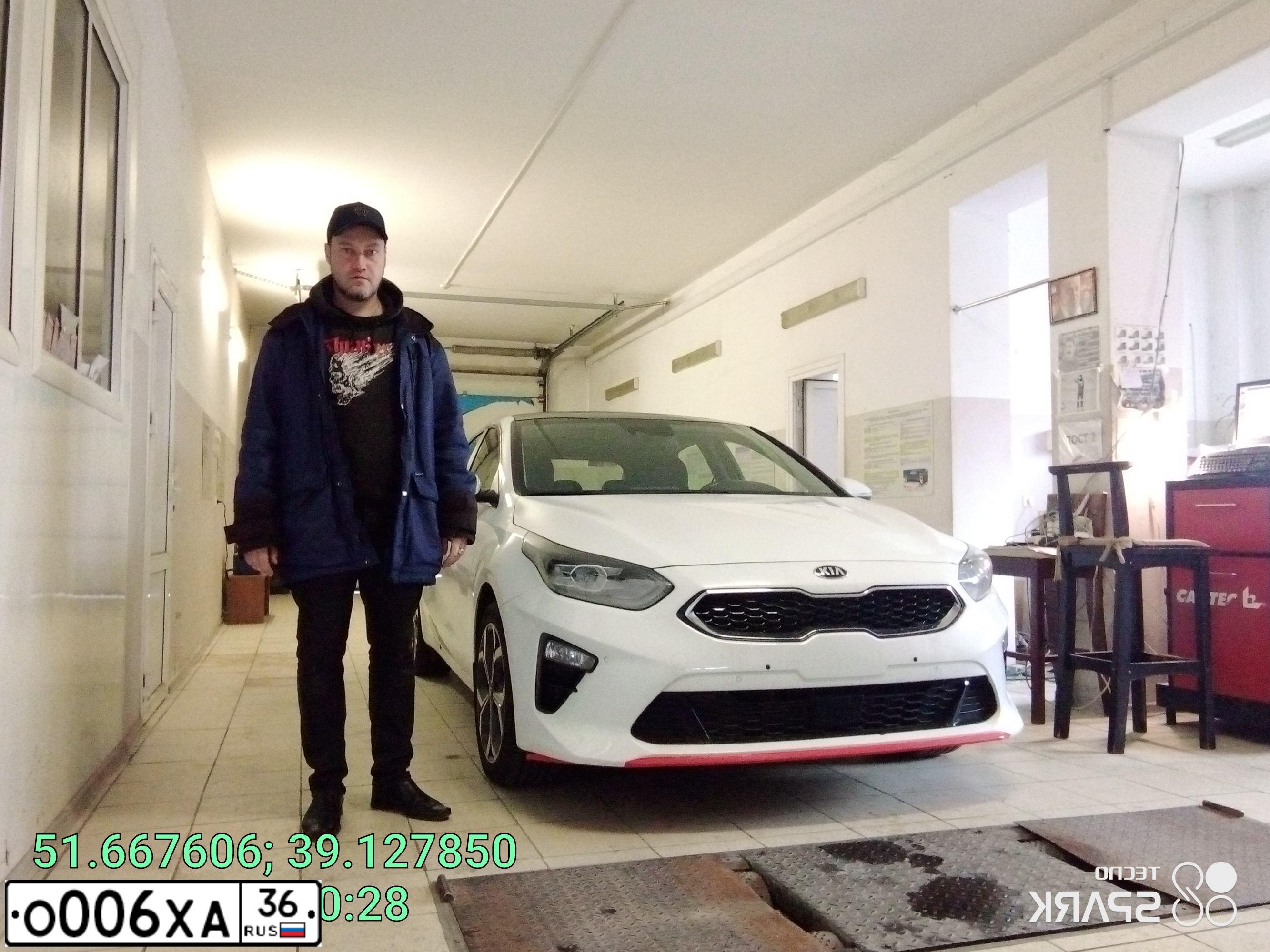 Фото автомобиля KIA CEED, 2018 — госномер Н375ММ136. Цвет: Белый