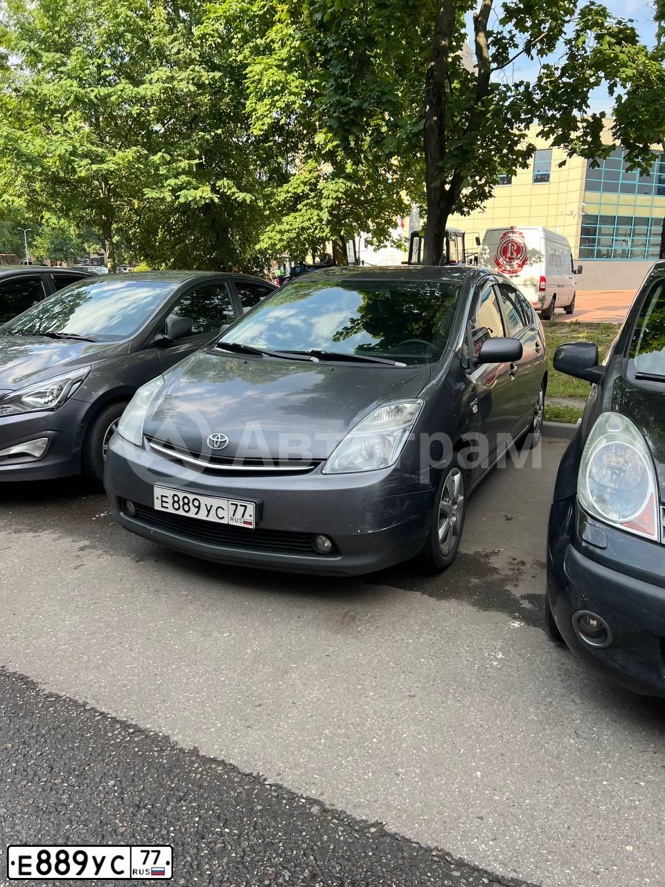 Фото автомобиля TOYOTA PRIUS, 2008 — госномер Е889УС77. Цвет: СЕРЫЙ ТЕМНЫЙ