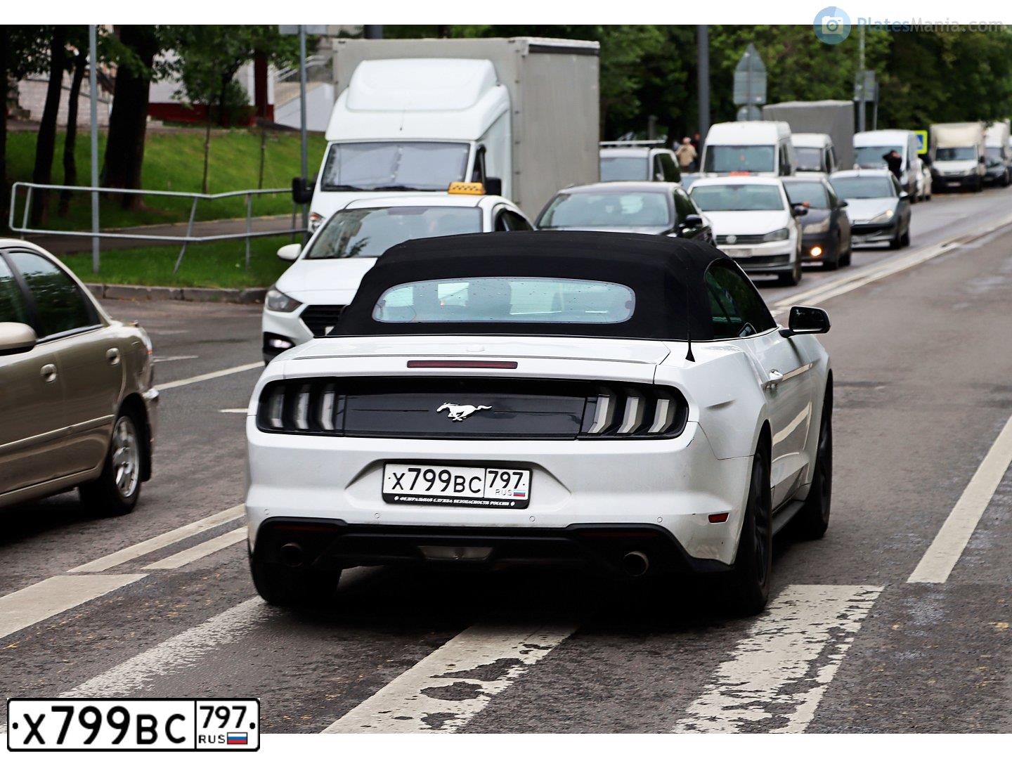 Фото автомобиля FORD MUSTANG, 2018 — госномер А141КМ977. Цвет: Белый