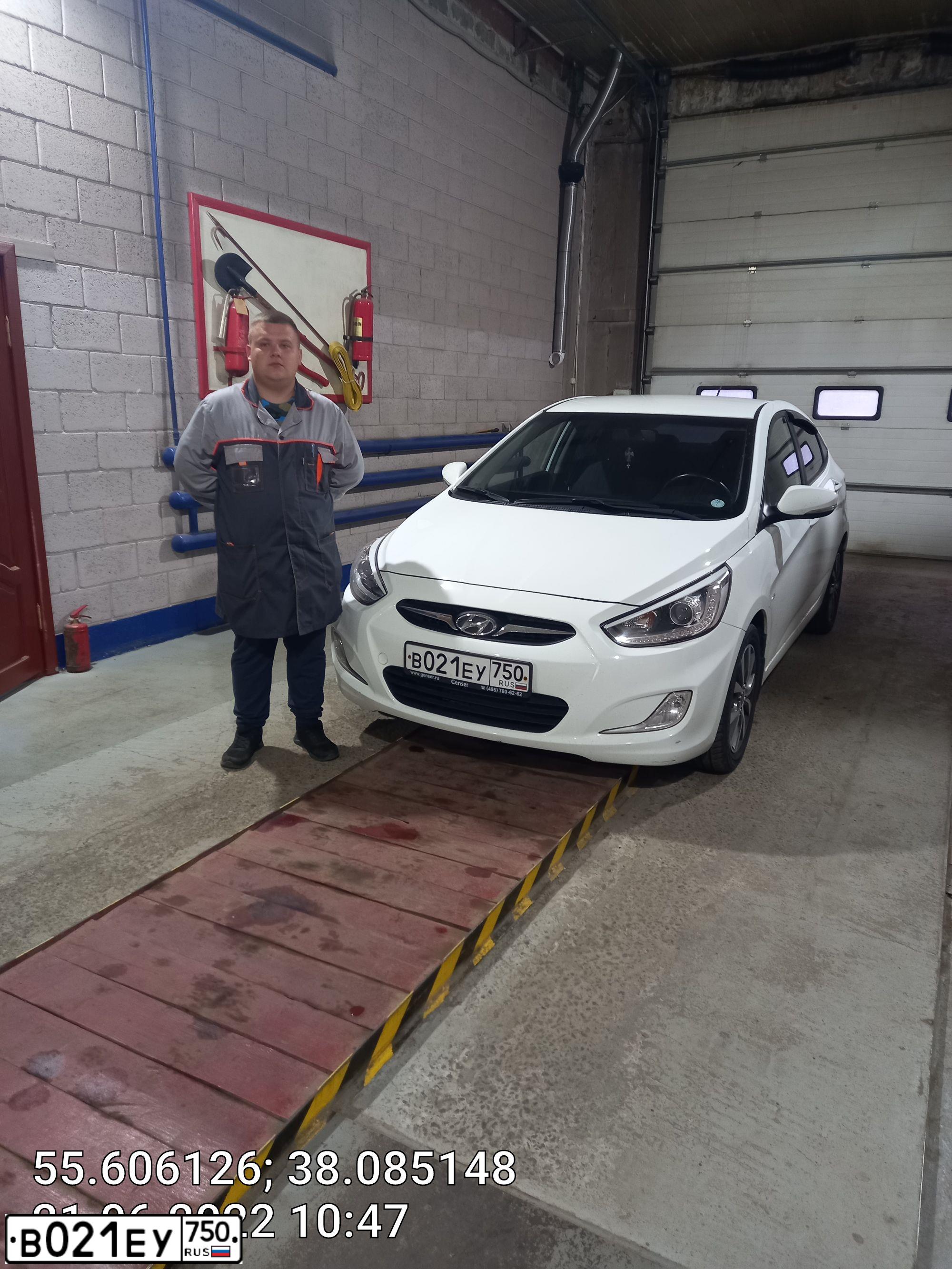 Фото автомобиля HYUNDAI SOLARIS, 2014 — госномер В021ЕУ750. Цвет: БЕЛЫЙ