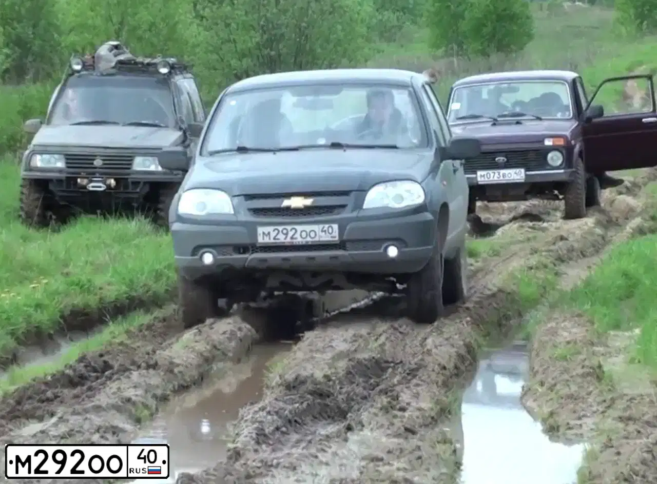 Фото автомобиля CHEVROLET NIVA, 2011 — госномер М292ОО40. Цвет: Черно-синий металлик