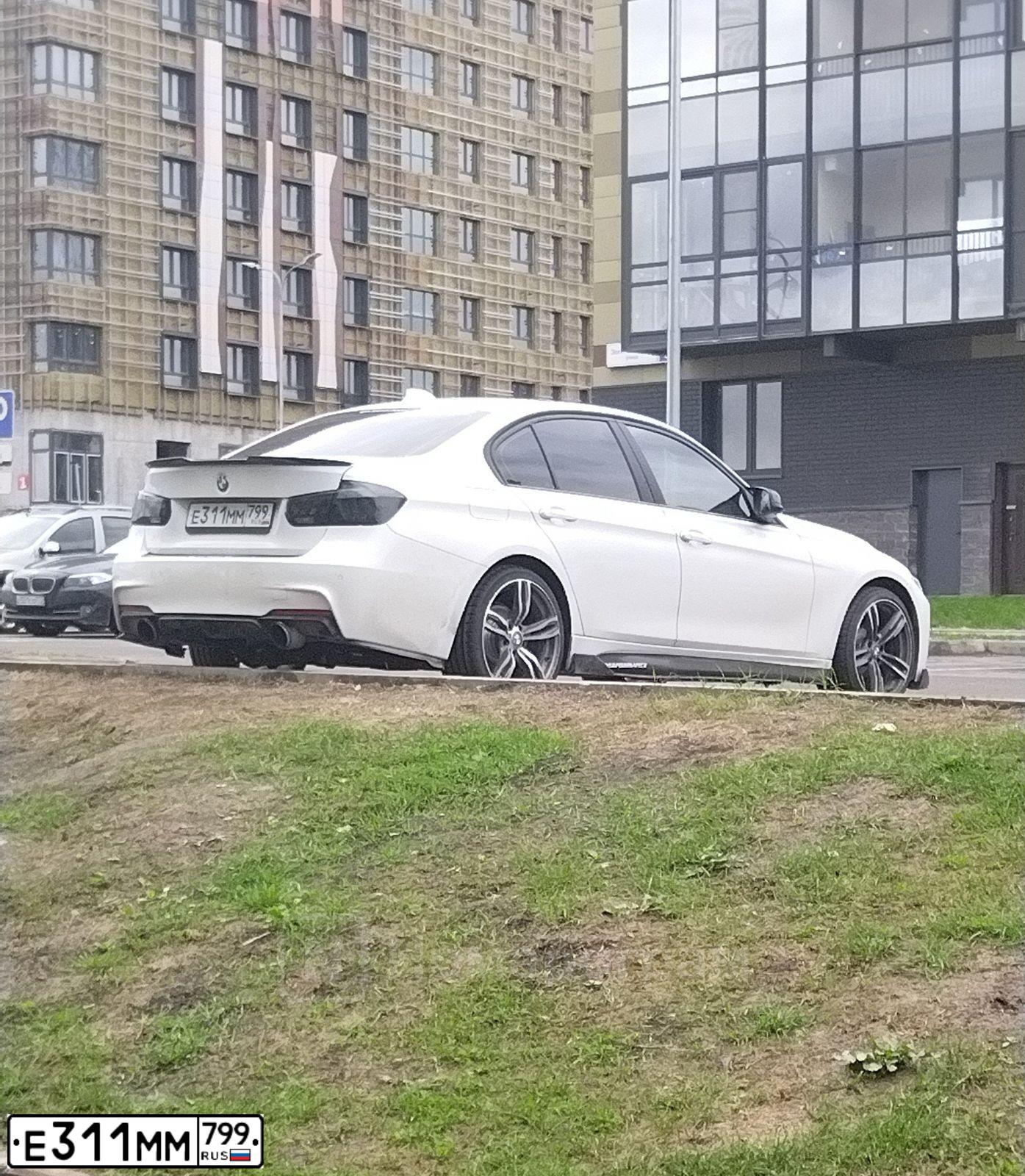 Фото автомобиля BMW SERIE 3, 2014 — госномер А994УО777. Цвет: Белый
