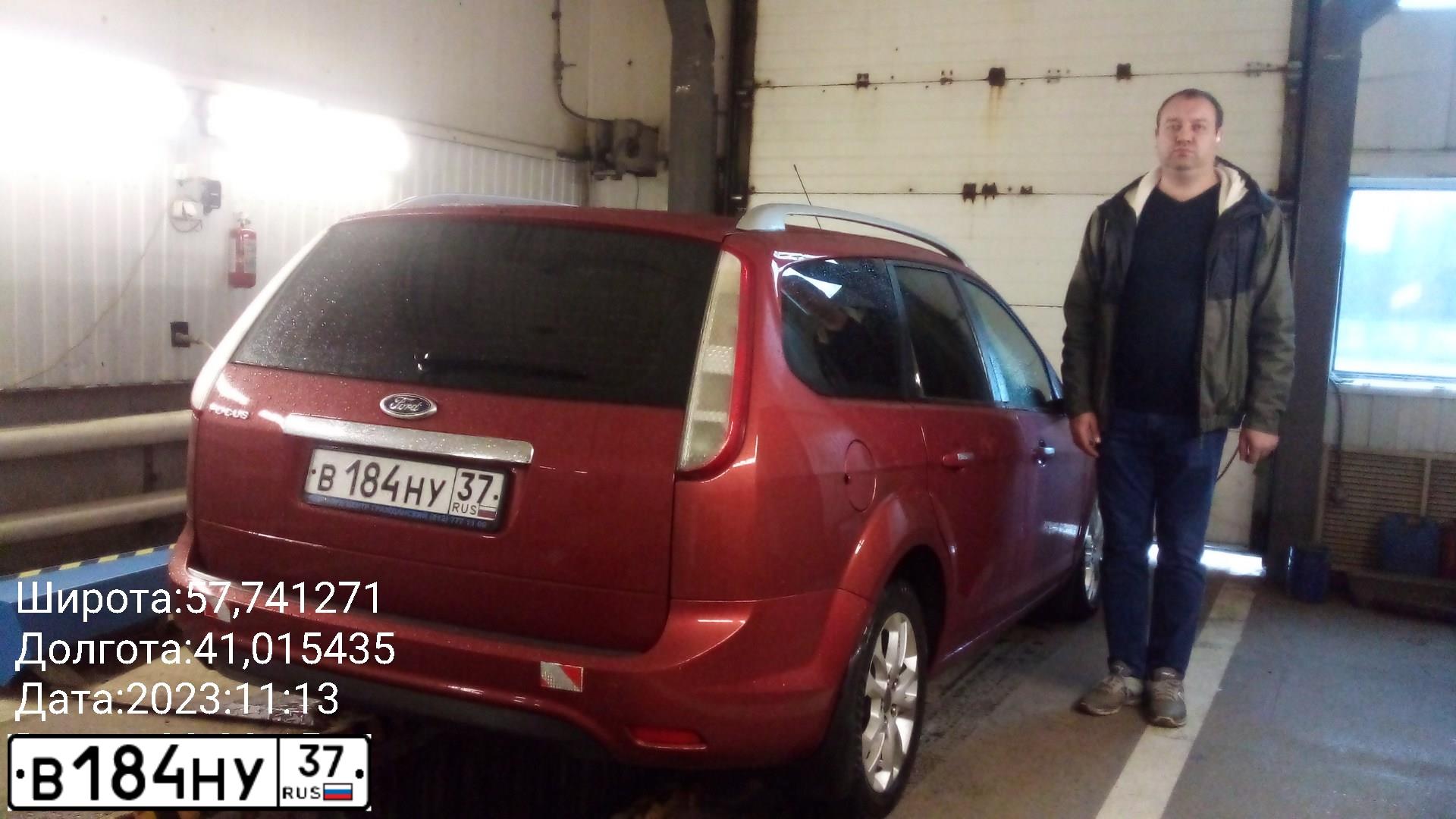 Фото автомобиля FORD FOCUS, 2008 — госномер О671ХО44. Цвет: КРАСНО-ОРАНЖЕВЫЙ