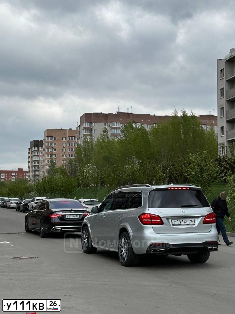 Фото автомобиля MERCEDES GLS-KLASSE, 2016 — госномер У111КВ26. Цвет: СЕРЕБРИСТЫЙ
