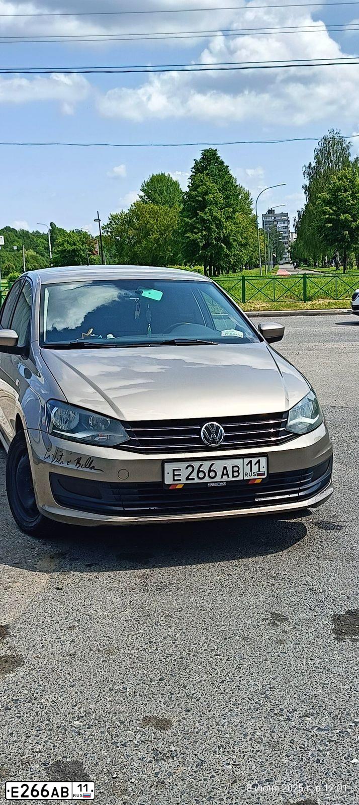 Фото автомобиля VOLKSWAGEN POLO, 2015 — госномер Е266АВ11. Цвет: БЕЖЕВЫЙ